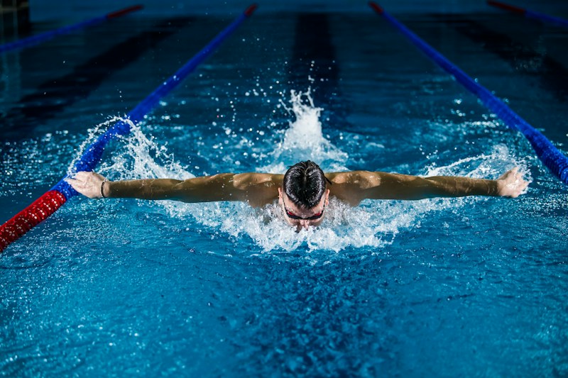 Swimming practice in a pool — illustrative image